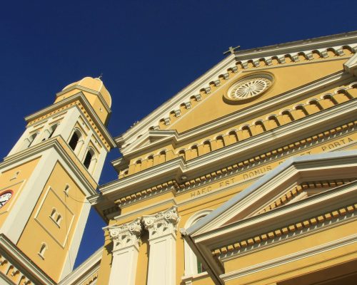 IGREJA SÃO PEDRO - Vida e Cidadania - Curitiba, 04/06/2009 - Igreja da Paróquia São Pedro, na rua Nicola Pelanda, Umbará. Na imagem, detalhes arquitetônicos da igreja.  Foto: Daniel Derevecki / Gazeta do Povo